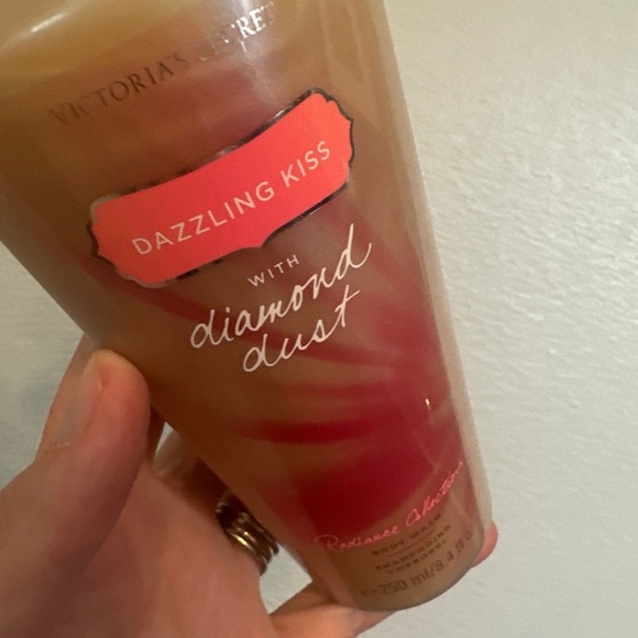 Victoria's Secret Dazzling Kiss with Diamond Dust Body Wash 8.4 fl oz - Picture 3 of 3